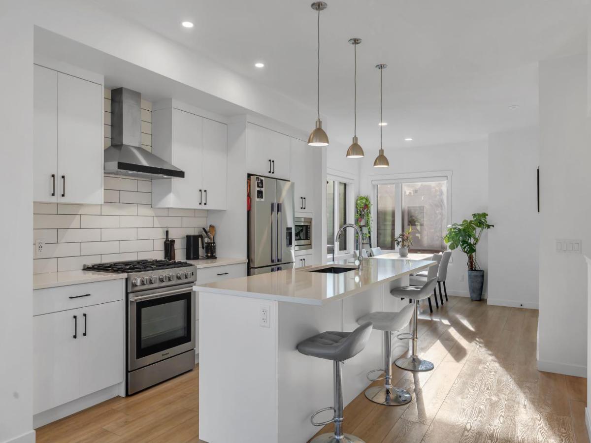 213 Greenbriar Common NW Calgary AB T3B 6J3 | MLS #A2343985 MLS #A2343985 image #0