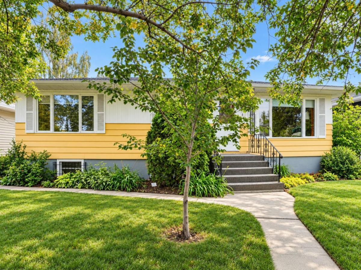 3216 27 Street SW Calgary AB T3E 2G8 | MLS #A2344159 MLS #A2344159 image #0