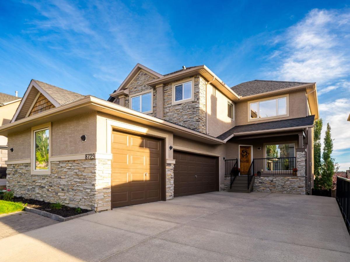 8729 14 Avenue SW Calgary AB T3H 5Y9 | MLS #A2344376 MLS #A2344376 image #0
