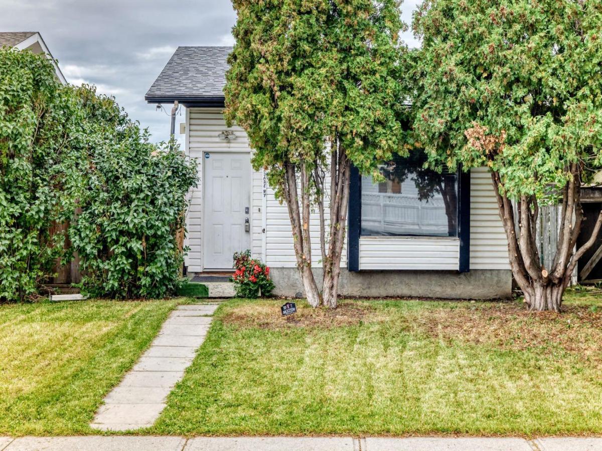 33 Aberdare Way NE Calgary AB T2A 6T6 | MLS #A2344844 MLS #A2344844 image #0