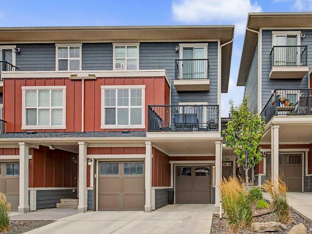 404, 428 Nolan Hill Drive NW Calgary AB T3R0V4 | MLS #A2345222 MLS #A2345222 image #0