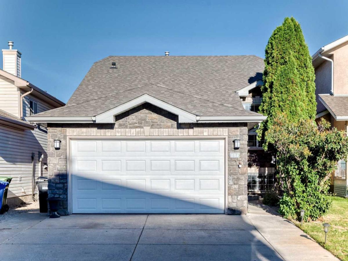 184 Douglas Ridge Green SE Calgary AB T2Z 2T4 | MLS #A2345701 MLS #A2345701 image #0