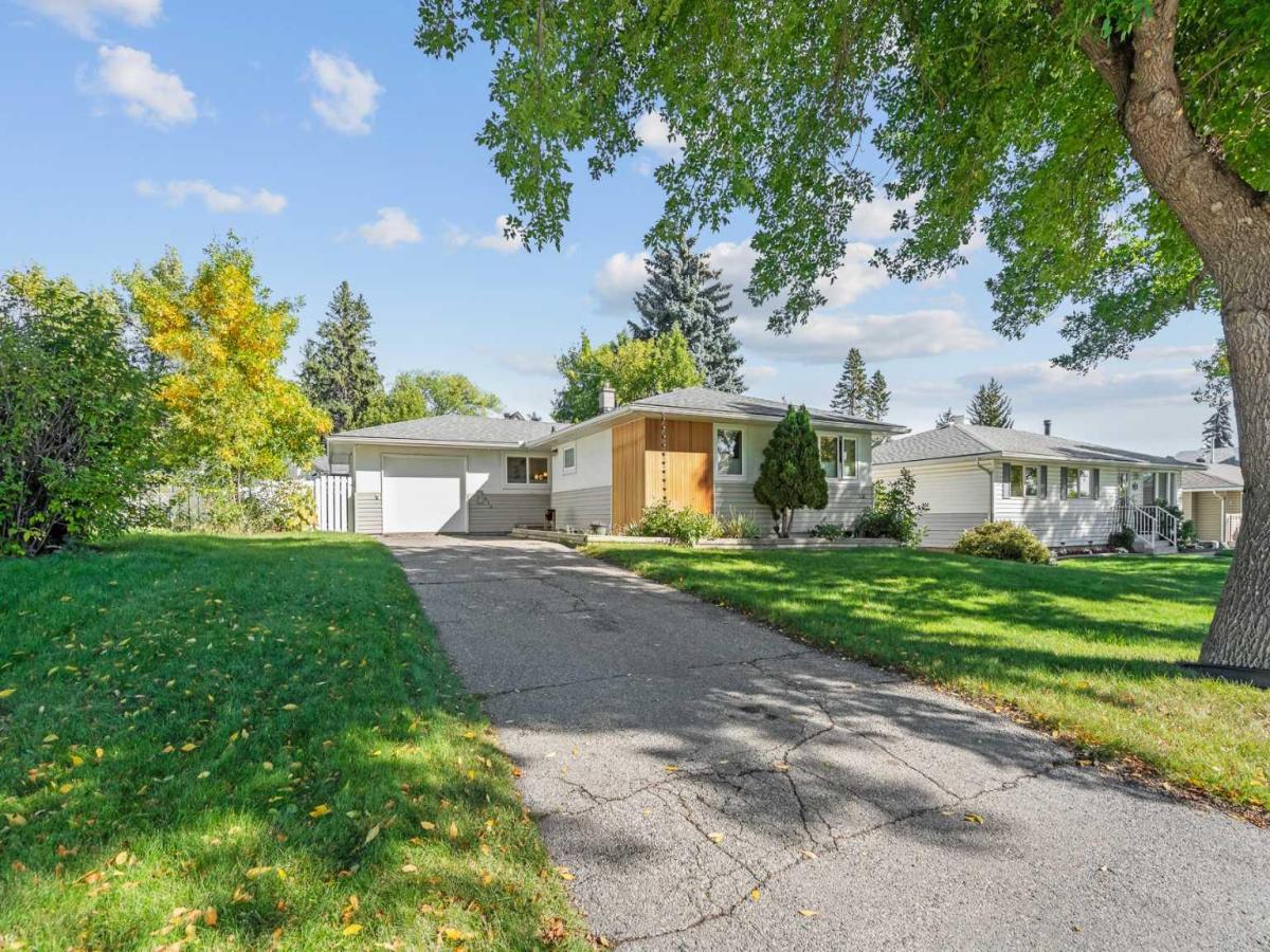 632 44 Avenue NW Calgary AB T2K 0J4 | MLS #A2345714 MLS #A2345714 image #0