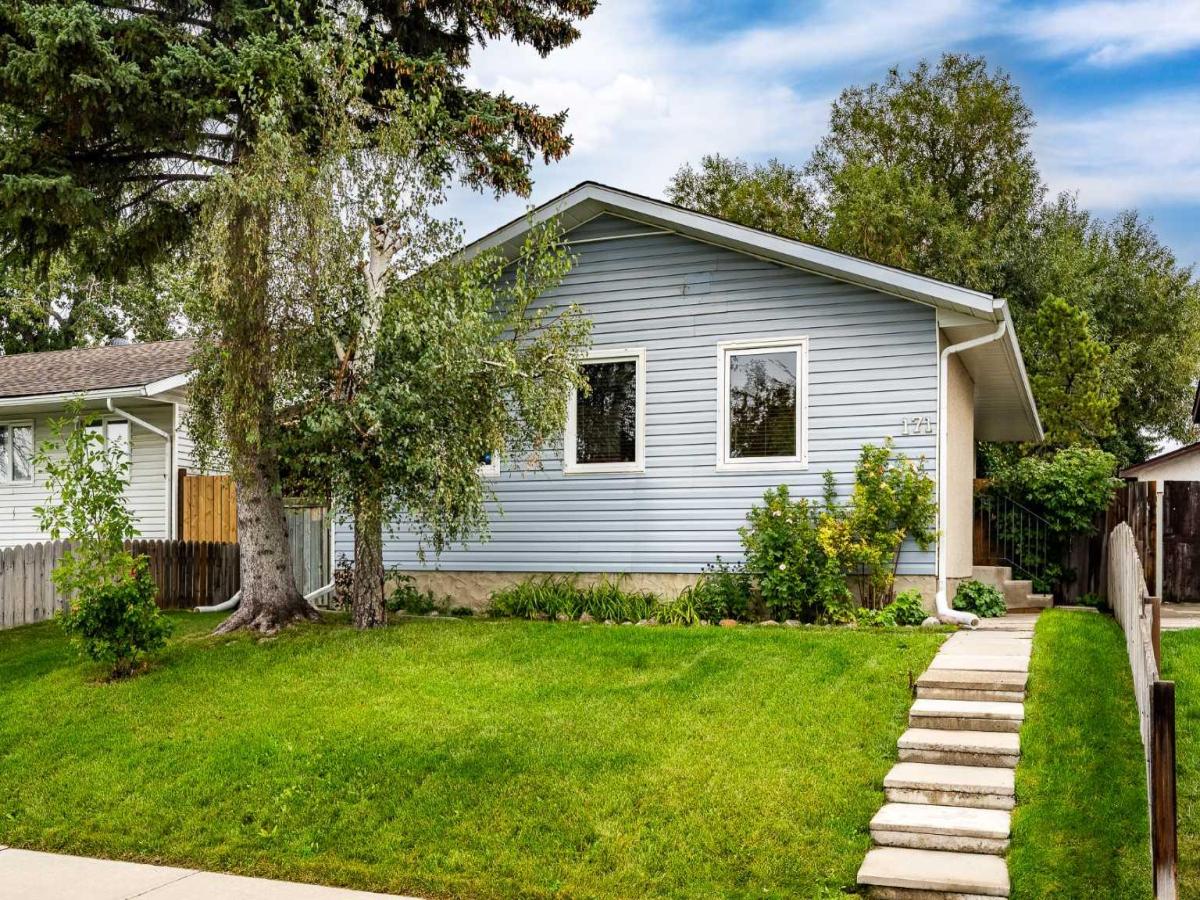 Calgary Homes from $400k to $500k MLS #A2346063 image #0