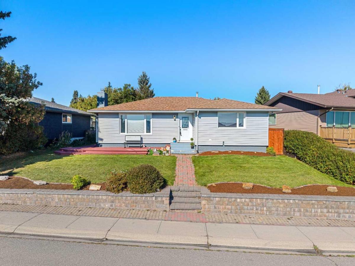 244 Cantrell Drive SW Calgary AB T2W 2K6 | MLS #A2346544 MLS #A2346544 image #0