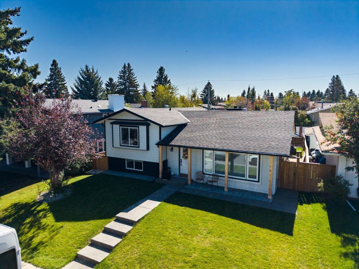 1215 Lake Twintree Drive SE Calgary AB T2J 2W9 | MLS #A2346664 MLS #A2346664 image #0