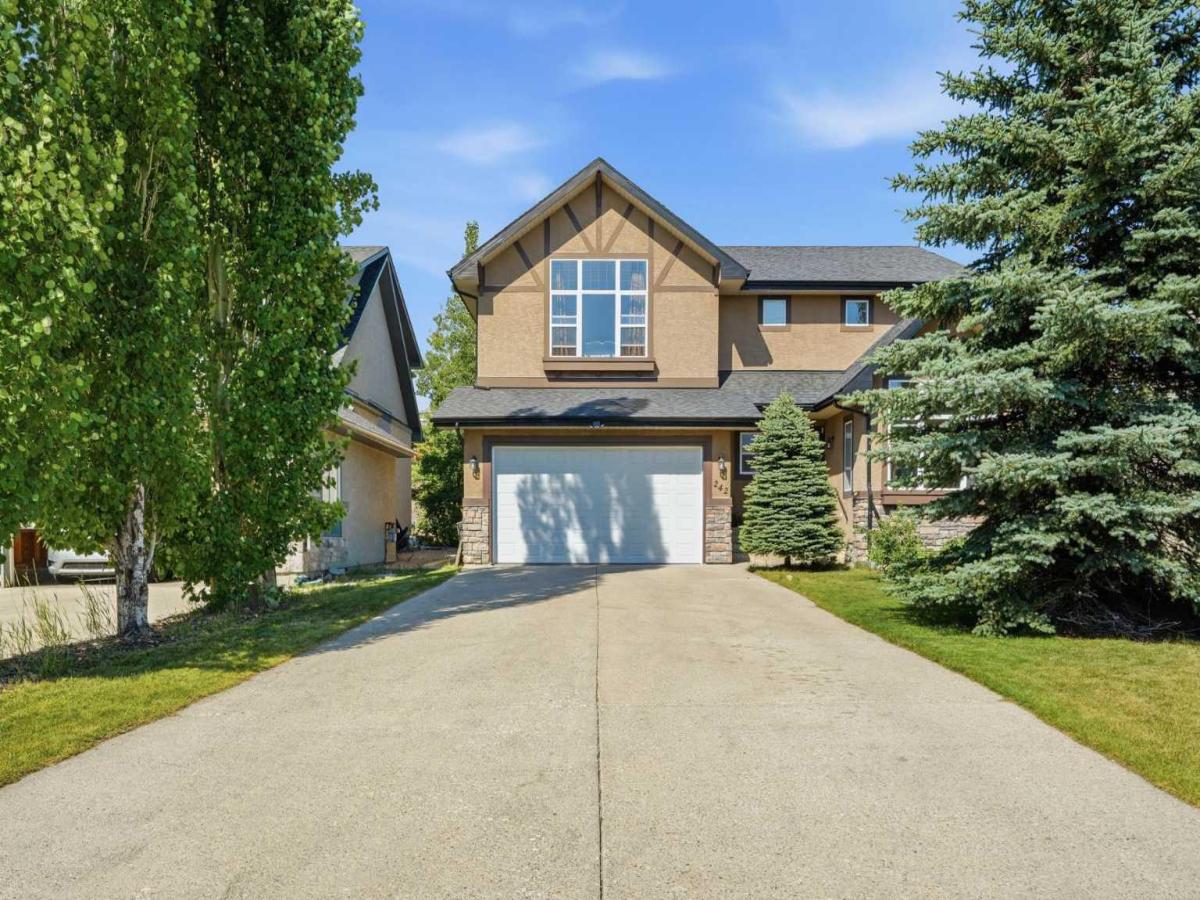 Calgary Homes from $800k to $900k MLS #A2347154 image #0