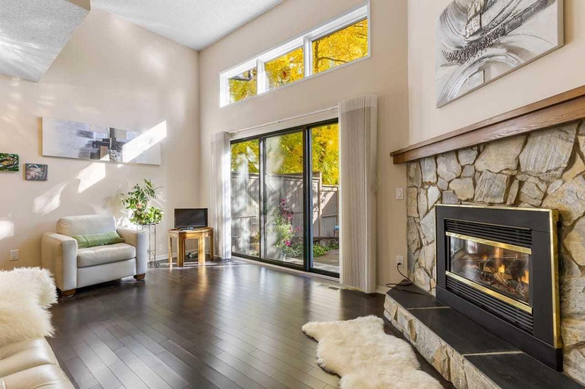 4 Glamis Gardens SW Calgary AB T3E6S4 | MLS #A2347309 MLS #A2347309 image #0