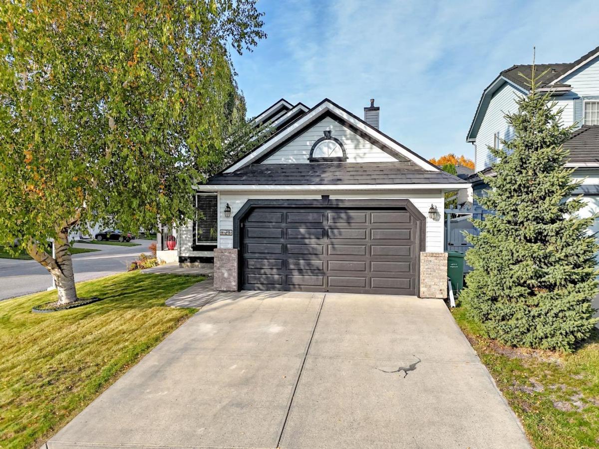 28 Douglasview Rise SE Calgary AB T2Z 2P3 | MLS #A2347493 MLS #A2347493 image #0