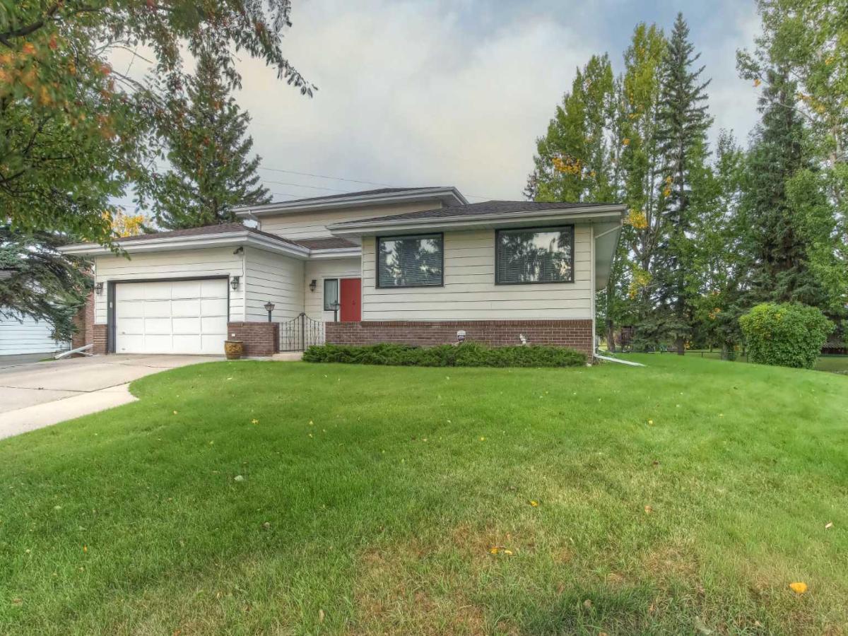 14 Varview Place NW Calgary AB T3A0G5 | MLS #A2347906 MLS #A2347906 image #0