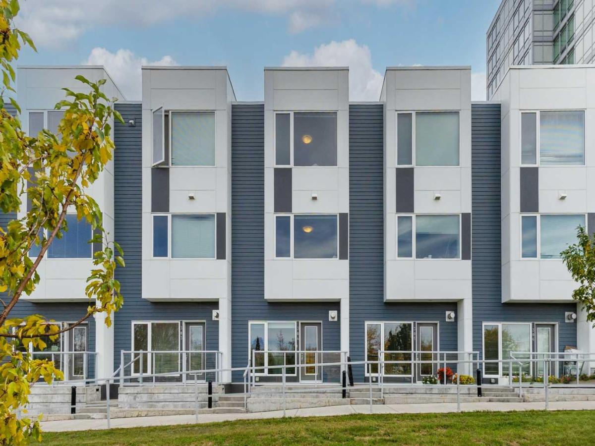 304, 20 Brentwood Common NW Calgary AB T2L 2L7 | MLS #A2351158 MLS #A2351158 image #0