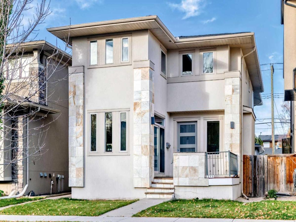 2233 26 Street SW Calgary AB T3E 2A4 | MLS #A2352454 MLS #A2352454 image #0