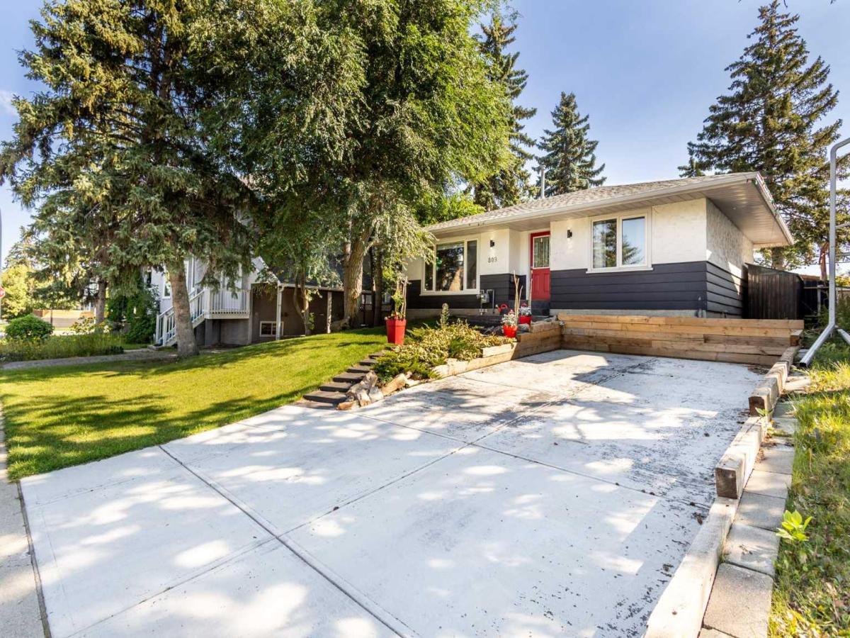 809 68 Avenue SW Calgary AB T2V 0N5 | MLS #A2352532 MLS #A2352532 image #0