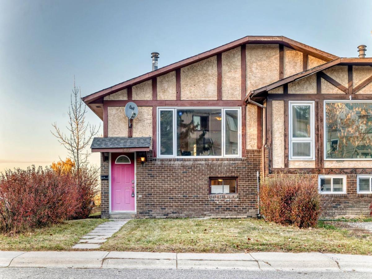 260 Berwick Drive NW Calgary AB T3K1P5 | MLS #A2352672 MLS #A2352672 image #0