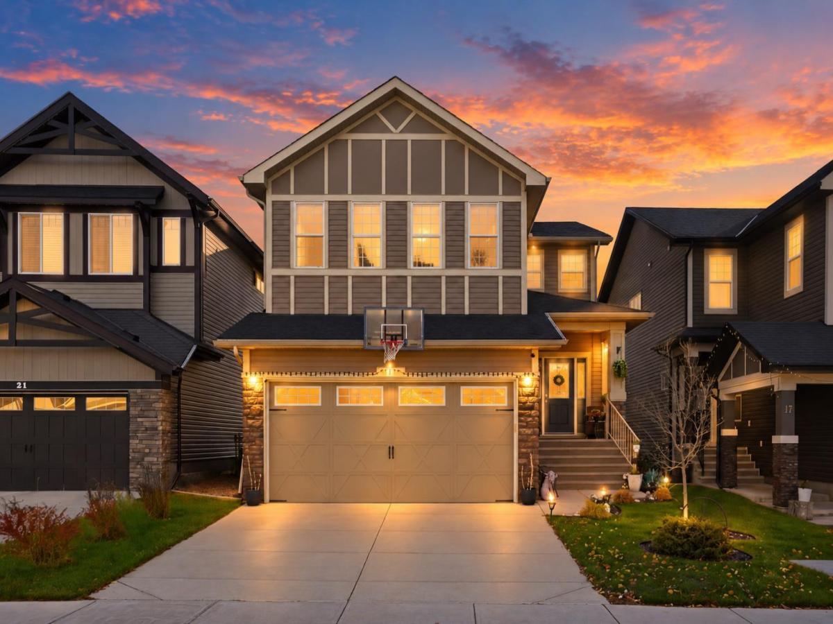 19 Mount Rae Heights Okotoks AB T1S 0M6 | MLS #A2353038 MLS #A2353038 image #0
