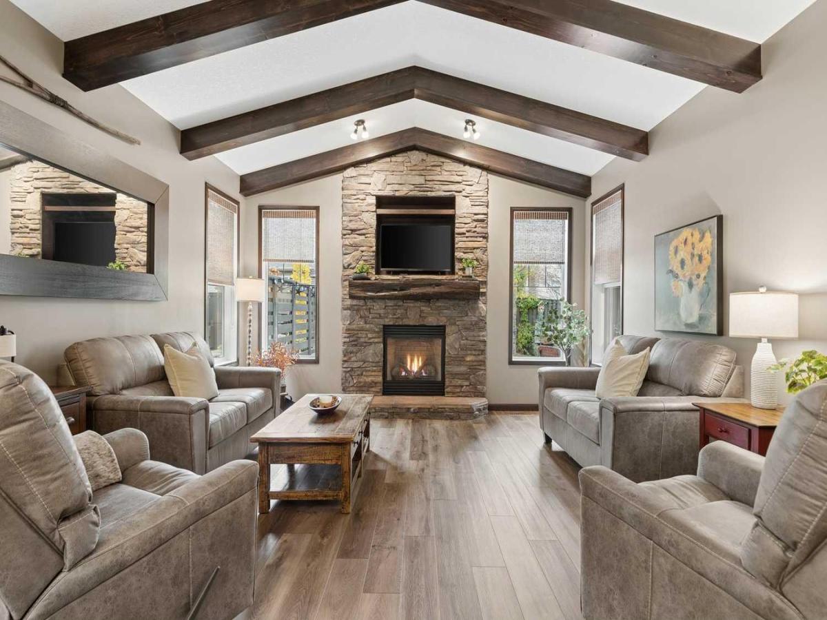 32 Cranarch Bay SE Calgary AB T3M0W6 | MLS #A2353862 MLS #A2353862 image #0
