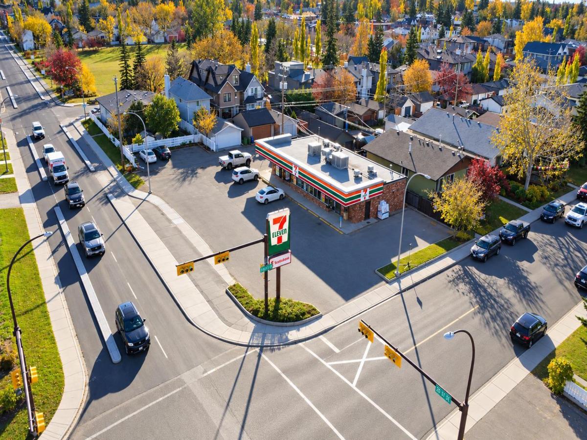2923 26 Avenue SW Calgary AB T3E 0M6 | MLS #A2353904 MLS #A2353904 image #0