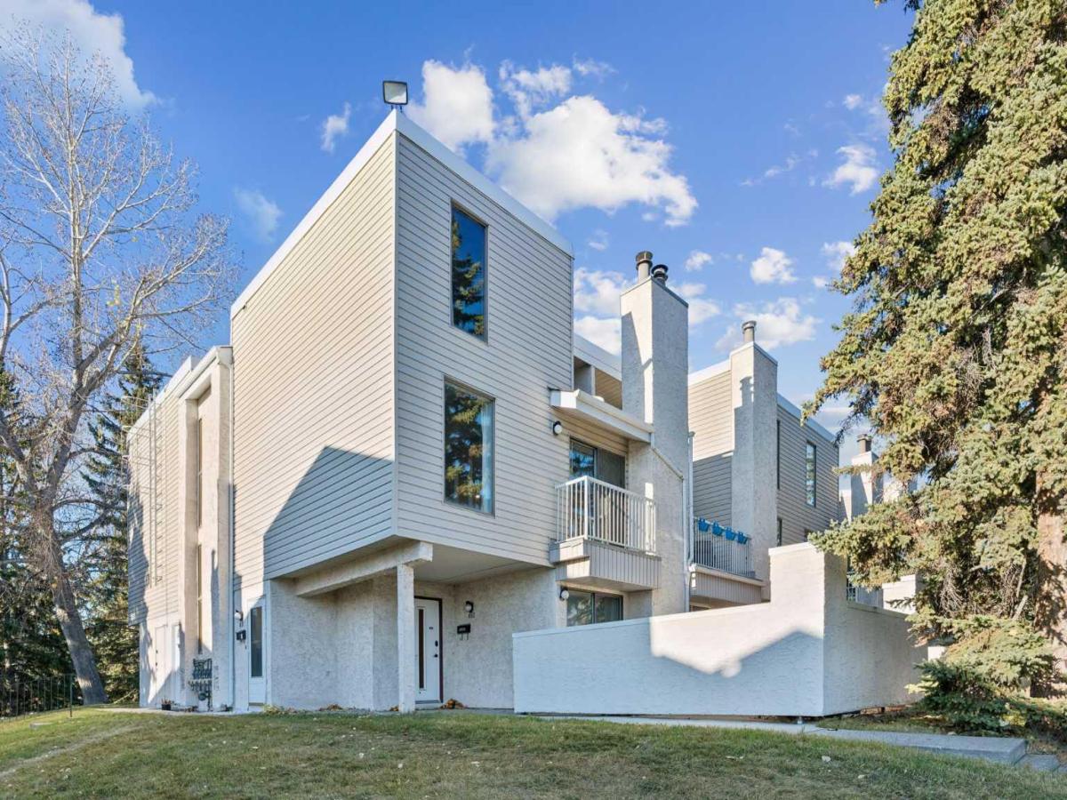 401, 3500 Varsity Drive NW Calgary AB T2L1Z5 | MLS #A2354111 MLS #A2354111 image #0