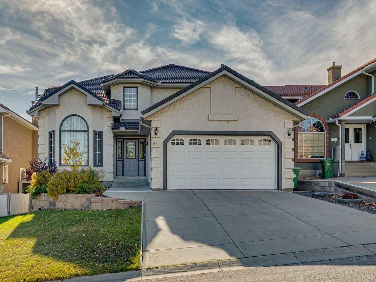 24 Signature Point SW Calgary AB T3H 3B9 | MLS #A2354113 MLS #A2354113 image #0
