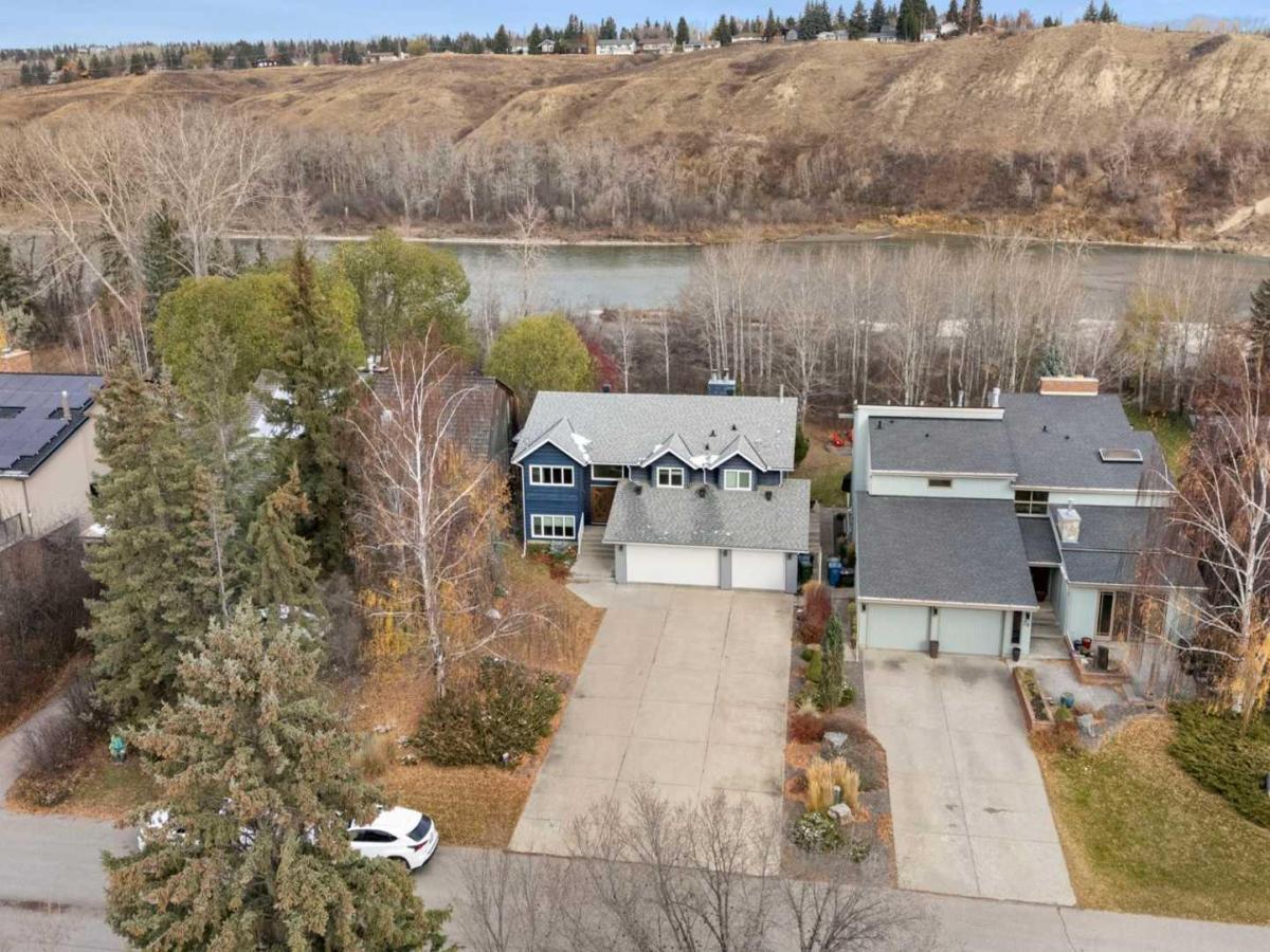 32 Bow Village Crescent NW Calgary AB T3B 4X2 | MLS #A2355137 MLS #A2355137 image #0