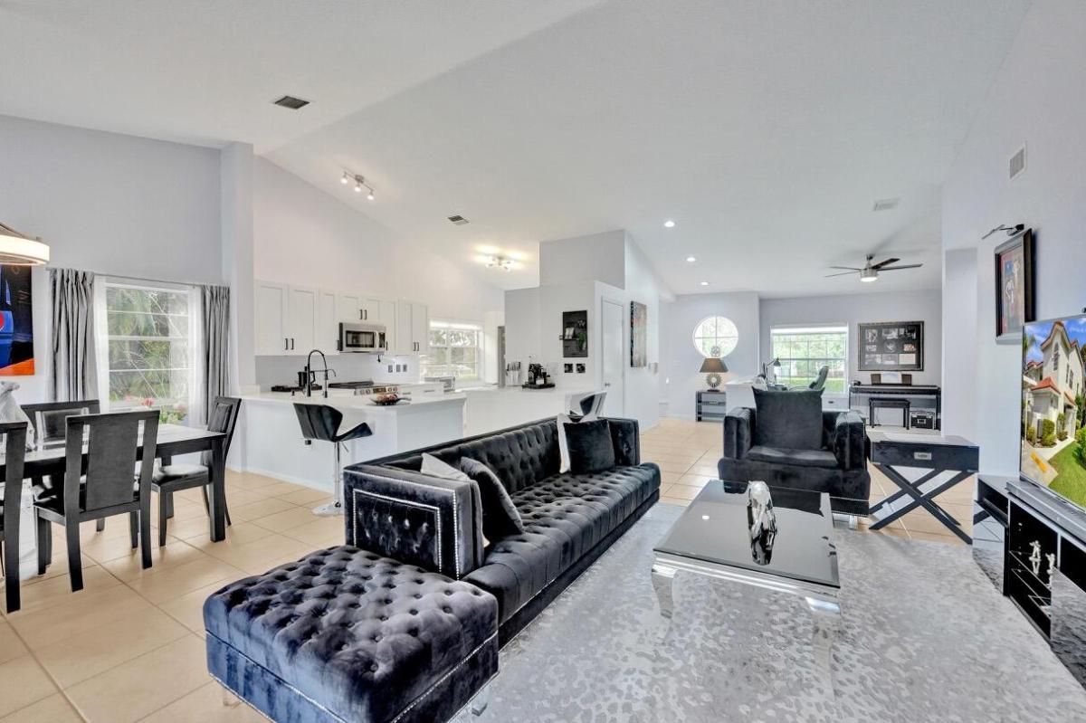 MLS #RX-11086309 image #0