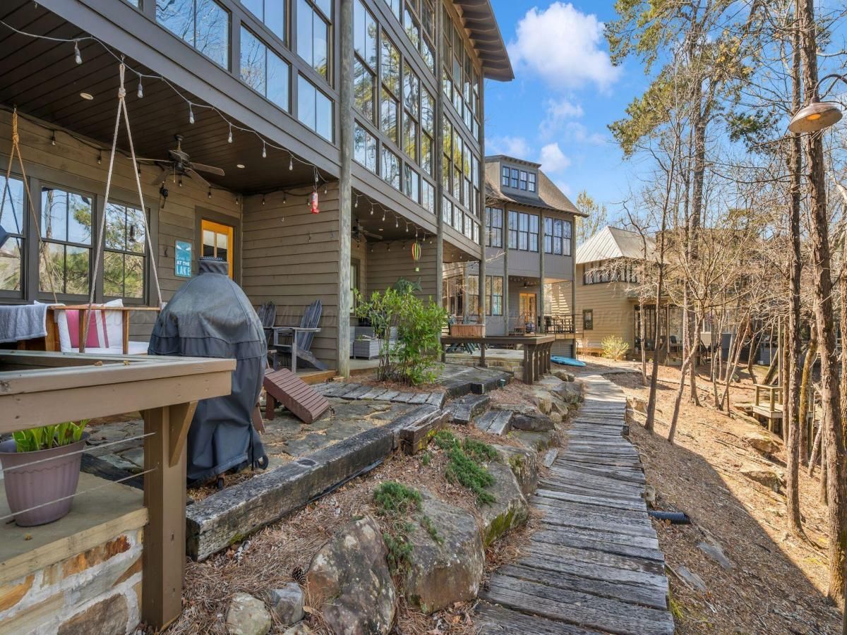 MLS #25-704 image #0